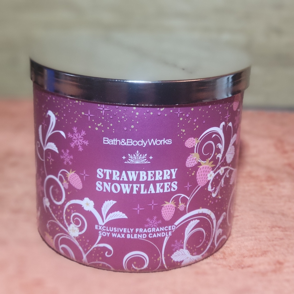 New Bath & Body Works Strawberry Snowflakes 3 Wick Candle - Picture 1 of 3